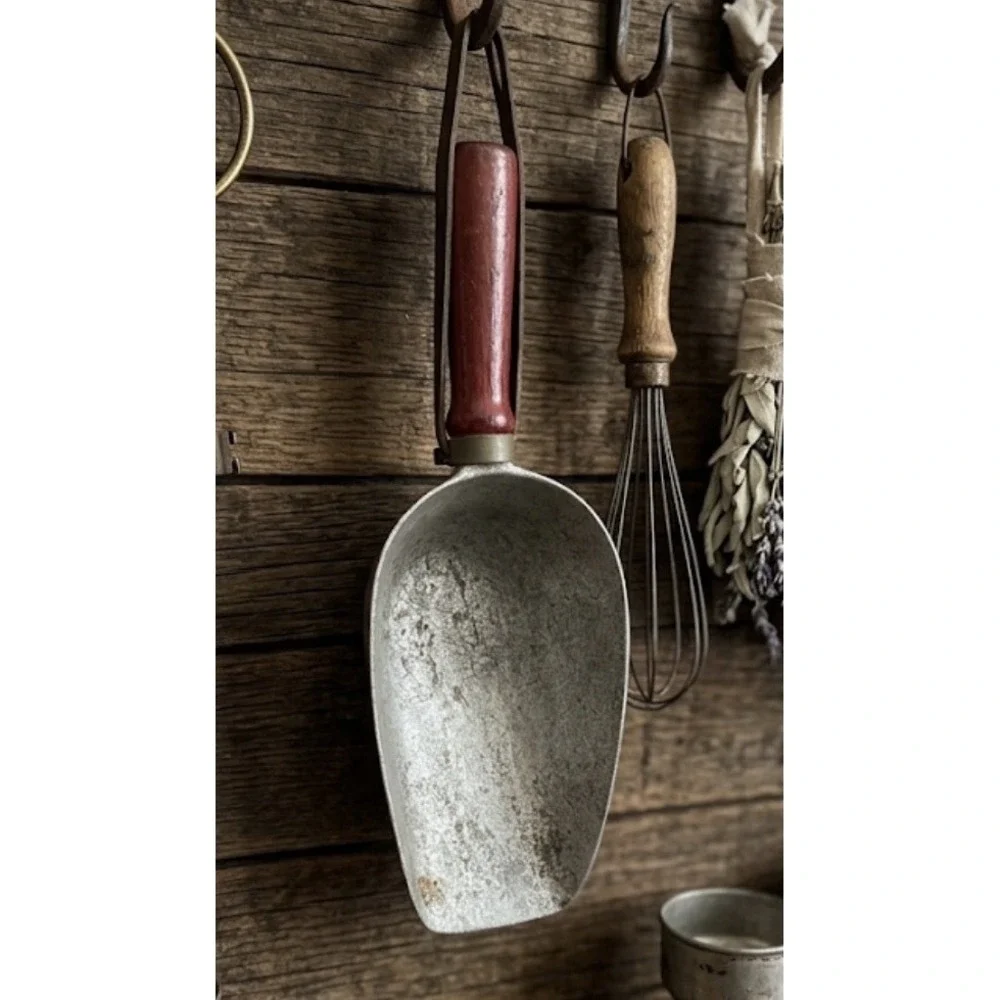 Antique WAGNER MFG.CO. SYDNEY.O 1910 Dry Goods Rustic Cast Aluminum Scoop  No. 1